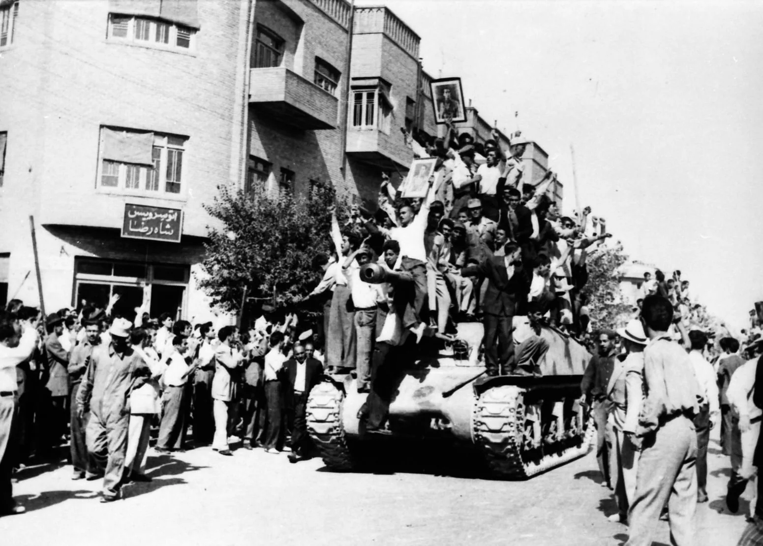 28 مرداد 1332، 10 صبح: تانک ها و سربازان در خیابان ها حضور می یاند و به جای جلوگیری از تظاهرکنندگان، راه آنها را به سوی دفترهای دولت مصدق باز می کنند.