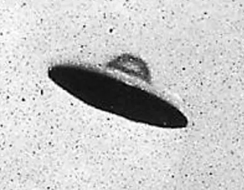Grainy B&W image of supposed UFO, Passaic, New Jersey Edited version of Image:PurportedUFO NewJersey 1952 07 31.gif.