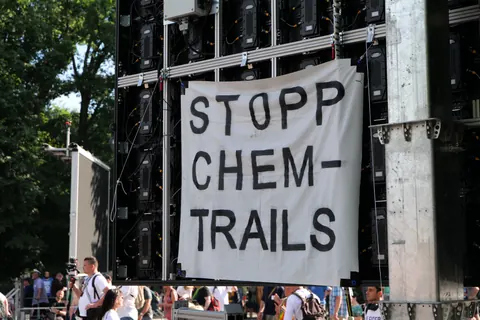 Demonstration von und Verschwörungsgläubigen und Rechtsextremen unter dem Motto „Tag der Freiheit – Das Ende der Pandemie“ gegen die Schutzmaßnahmen gegen das Coronavirus, gegen die bei der Demonstration demonstrativ verstoßen wurde, was zu